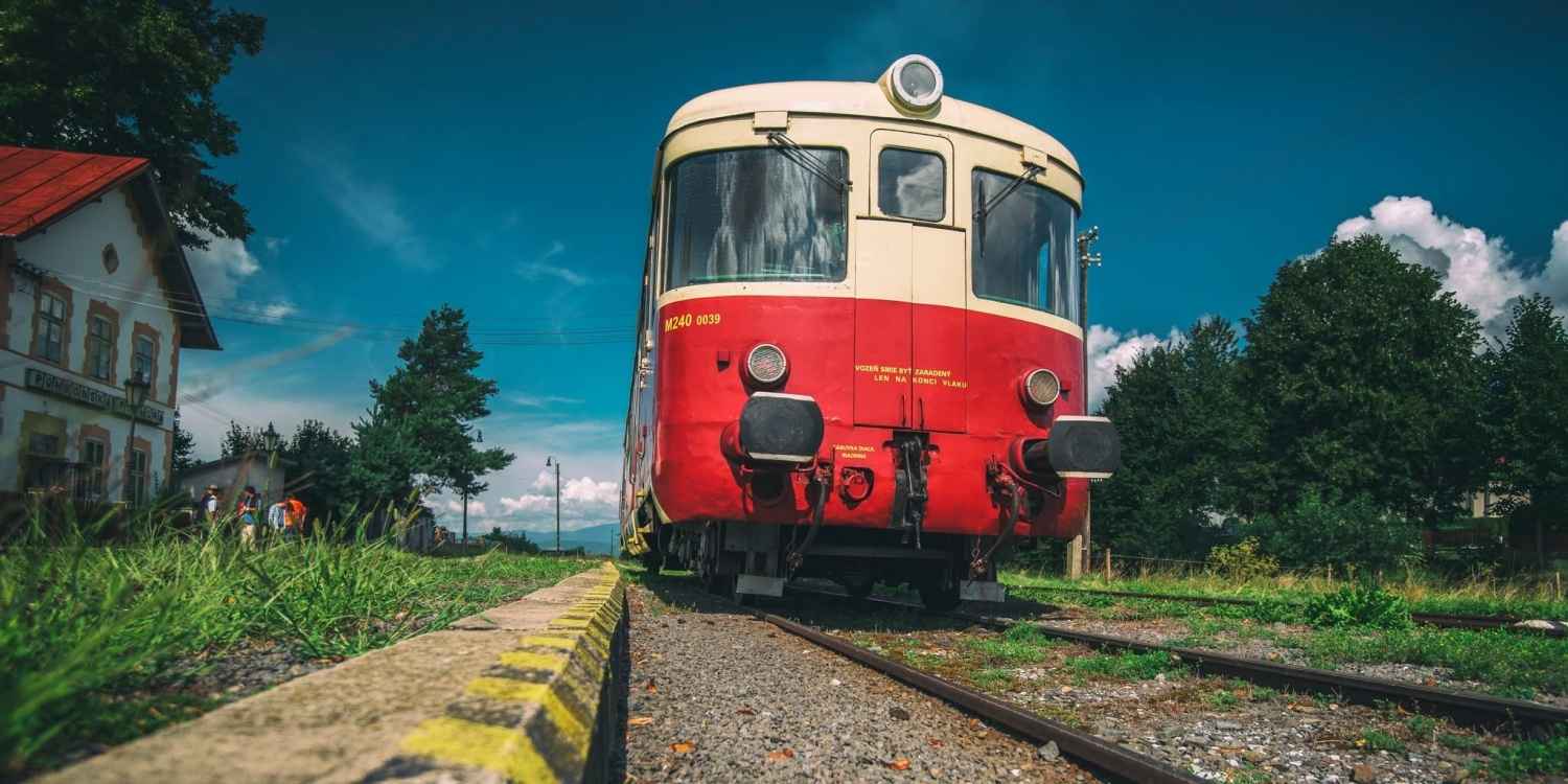 Horehronský expres vás zavezie do srdca Horehronia. Objavte kraj viaduktov, Kráľovej hole a nezabudnuteľných zážitkov
