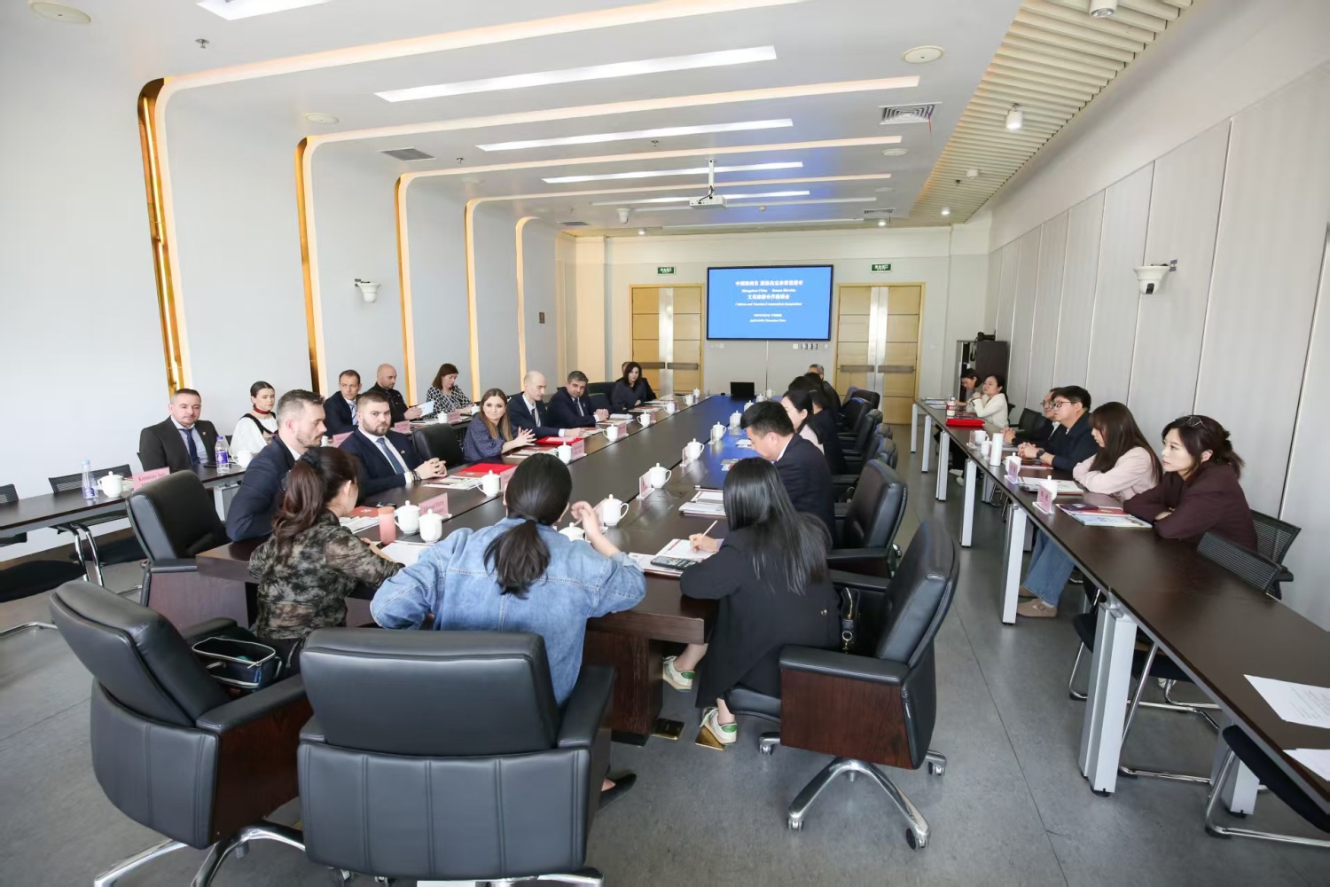 2025_04_14_TS_Slovenska_delegacia_v_cine_7